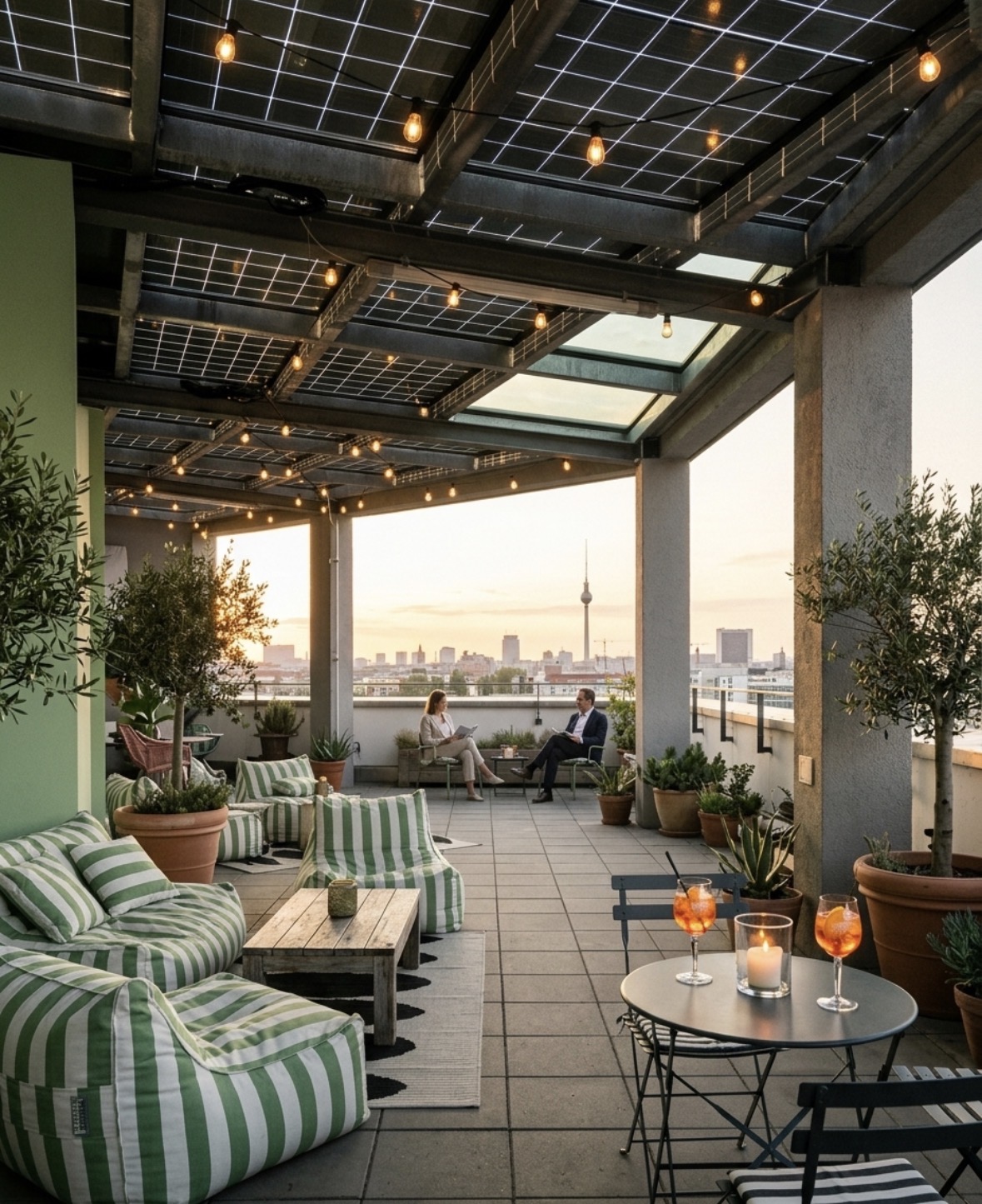 Gemütliche Sitzecke auf der Dachterrasse am Abend